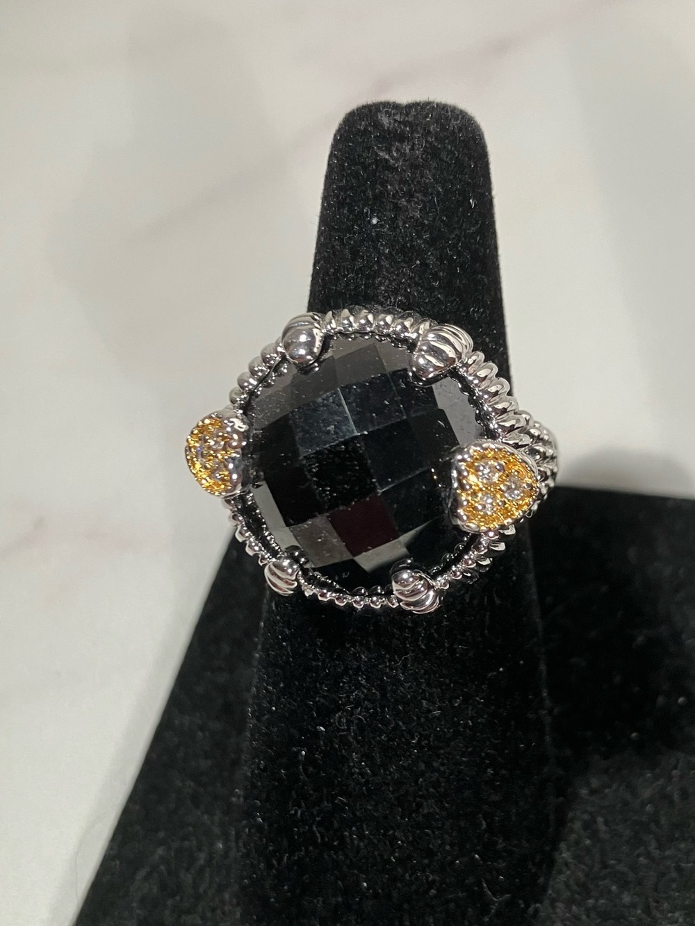 Bellisimo ring in size 8 onyx like faceted center with interesting heart details